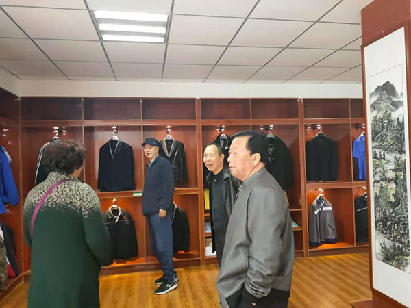 甘肅省文史館原館長(zhǎng)劉醒初、 隴南市政協(xié)原副主席張俊蘭一行到蘭州耐特服飾有限公司隴南生產(chǎn)基地參觀